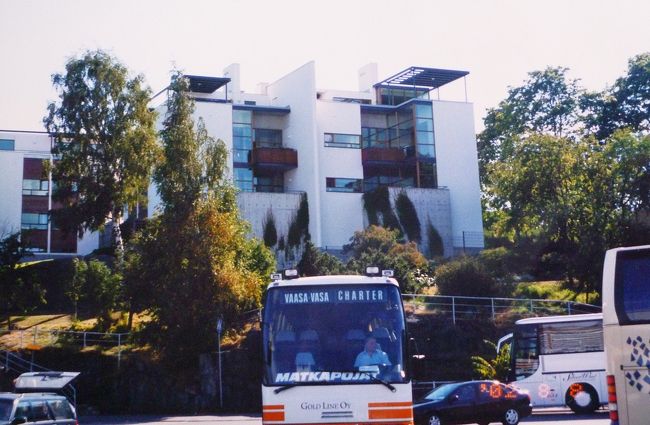 シリヤライン乗船場前のアパート。