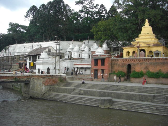 川沿いの火葬場に到着。沐浴をする人は見あたりませんでしたが、あちこちで火葬している場面には出くわしました。