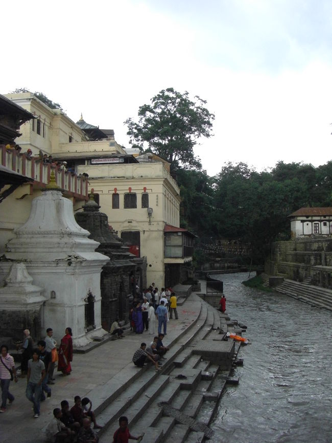 地元の人達は、川ぞいにたたずんでいます。