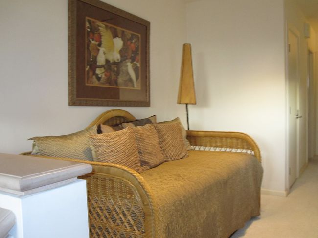 ２階の廊下にもソファが、、、<br />階段あがって疲れたときに座るため！？