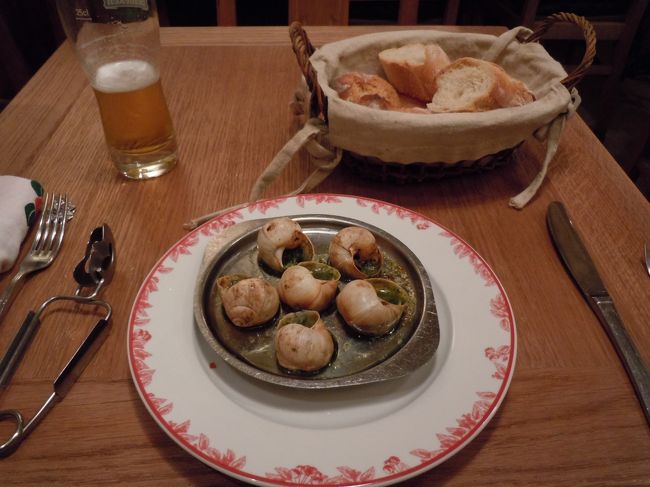 １日目の夕食<br />ホテルに荷物を置き、シェ・クレマンへ。<br />どこにしようか当てもなく、通りへでてみると、ひときわ明るく賑わっているレストランへ。入口には、氷の上に魚介類が並べられている。<br />とりあえず、フランスで食べておきたいものの「エスカルゴ」。<br />ニンニクがかなり効いていて、ビールとパンが進みます。