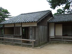 こちらが、国指定史跡の「松下村塾(しょうかそんじゅく)」。

(σ・∀・)σ＜松下村塾とは＞　
長州藩士の吉田松陰が、実家である杉家の母屋を増築して講義した私塾。
身分や階級にとらわれず集まった若者たちを受け入れ教育を行い、高杉晋作や伊藤博文など著名な門下生を輩出した塾なのです。