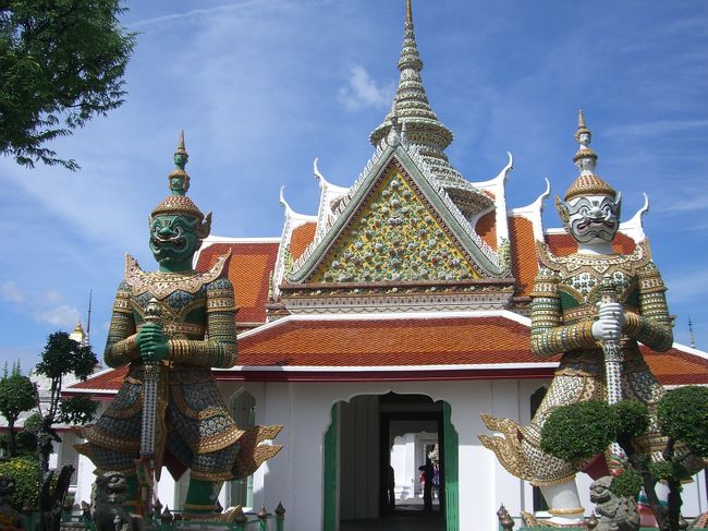 川を渡るとワット・アルンに到着です。<br />ちなみにこの入口の像の前に、顔を入れて記念撮影ができる絵フレームがありますが、実はあとで料金を請求されるという罠が仕掛けられているらしいのでご注意ください。