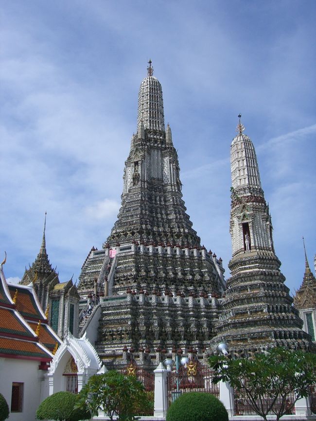 ワット・アルンは周辺の金ピカ寺院に比べると地味に見えますが、よく見ると陶器の装飾がとても美しく、渋い魅力がある場所でした。