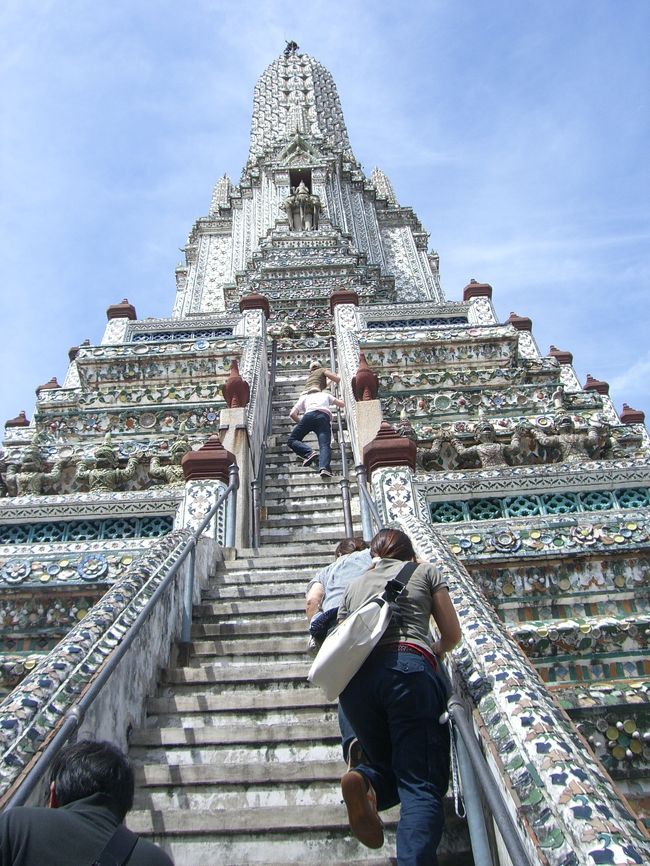 仏塔に登ることもできますが……高い上にとっても急です。<br />西洋人の観光客達が諦めて脱落していく中、私は何とか登り切りましたが……真の恐怖は下りにありました（笑）