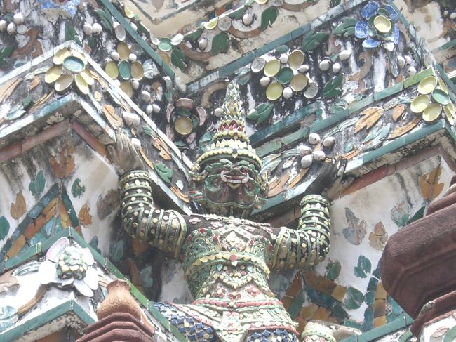 間近で見ると鬼の石像がずらりと並んでいます。