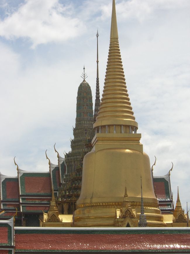 ワット・アルンを見終わったら再び川を渡り、ワット・プラケオまで歩きました。<br />途中あまりの日差しにクラクラしましたが、あちこちにコンビニ（セブンイレブン）があったので、すぐに水を買えました。<br />コンビニ文化が外国にも浸透しているのは日本人として嬉しいですね。