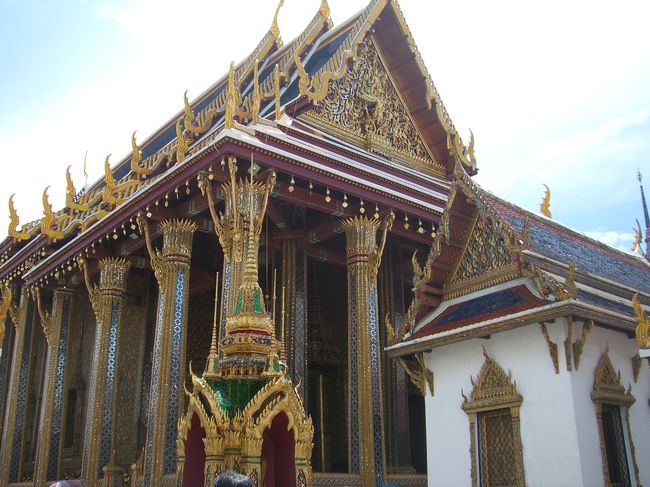 ワット・プラケオは王室寺院なので、警備が厳重でした。<br />銃剣を携えた兵隊が見回りをしていて驚きました。