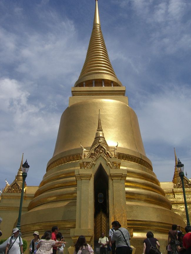 しかしバンコクの寺院は本当に金ばかりでとても派手です。<br />特にここは格段に凄かったです。<br />「エメラルド寺院」と呼ばれるだけあります。<br />わびさびを重んじる日本とは全く違いますね。
