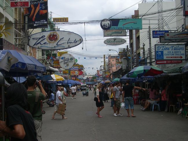 次はしばらく歩いてカオサン通りまで行きました。<br />ここは外国人ばかりです。<br /><br />ここの近くの博物館前を通りかかった時、自称現役軍人のオヤジが英語で話しかけてきたんですが、実はボッタクリのスーツ店の客引きで、勝手に話を進めてトゥクトゥクを止め、私を乗せようとしてきました。<br />全く信じていなかったのですが…場所が滞在ホテルに近かったし、トゥクトゥクに乗ってみたかったので便乗しました(笑)<br /><br />スーツ店に入るといきなり寸法を測られて料金を提示してきたので腹が立ち、他の客にも聞こえるような大声で｢高すぎる！！｣と叫んで出てやりました。<br />しかもその後待っていたトゥクトゥクの運転手に｢知り合いの宝石店に行かないか？｣と誘われたので怒り心頭。<br />運賃叩きつけて追っ払ってやりました。<br />どいつもこいつも……！！<br /><br />ちなみに周辺に同じ手法で連れてこられた日本人もいたのでご注意ください。<br />当然ですが、結果的に気分を害することになるので、こういった輩は無視するのが得策ですね。