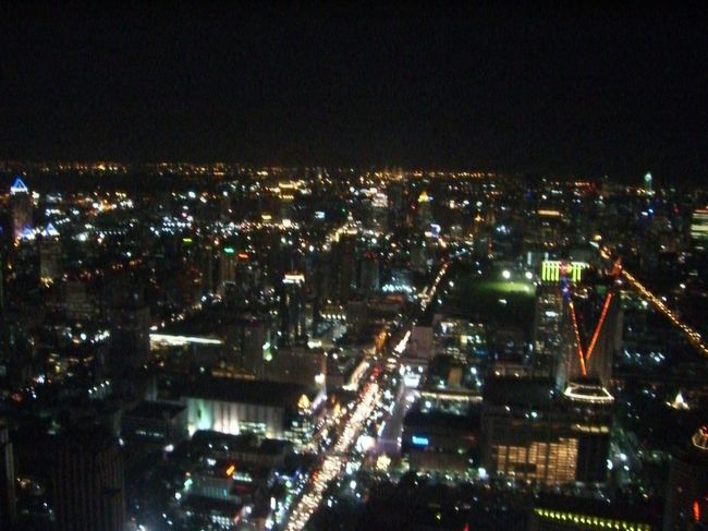 滞在ホテルの隣にあったバイヨーク・スカイ・ホテルの展望台に登りました。<br />吹きさらしでちょっと怖かったですが、なかなか綺麗でした。