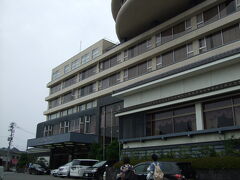 今回の宿泊先。
素泊まりで1部屋貸しのプラン(1人あたり3500円)。
食事の口コミはあまり良くなかったんですが、素泊まりでしたし広い温泉がついていて駐車場もしっかりあるので、この値段なら大満足でした。　

＜萩グランドホテル天空＞
山口県萩市古萩町25
http://www.hagi-gh.com/