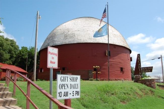 ｱﾙｶﾃﾞｱｲｱのﾗﾝｳﾝﾄﾞﾊﾞｰﾄﾝ(円形納屋）木製の円形ﾄﾞｰﾑ。１階がお土産で2階がﾎｰﾙになっている。