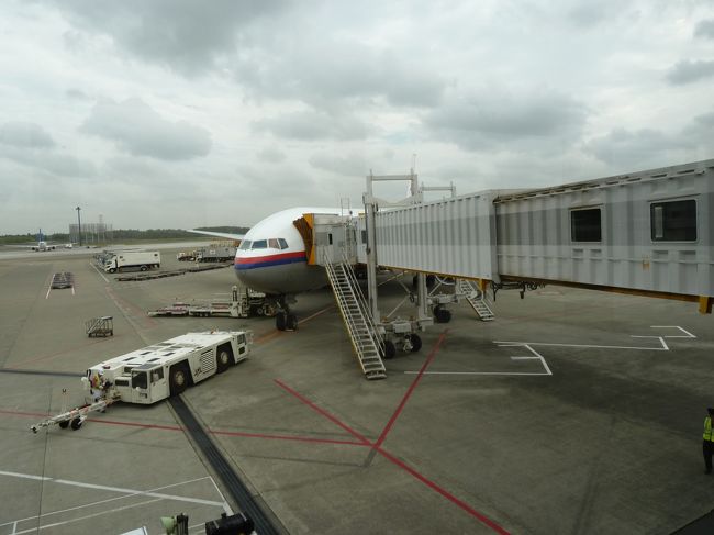 パリへの交通手段の数ある航空会社の中で、私が選択したのはこれ、マレーシア航空。<br />理由は、ダントツに安かったから。<br />盆休みのこの時期に、７日間の日程でホテルの宿泊とサーチャージ、空港利用税などの諸費用を含めて費用は１７万円。<br />でも、この選択が、パリまで片道２３時間の空の旅を実現する事になろうとは思ってもみませんでした。<br />