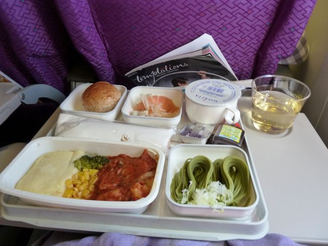 片道２３時間の長旅、そうなると当然の結果として機内食は行きが４食、帰りは到着前の軽食を含め５食。<br />たっぷりとマレーシアエアラインのグルメを堪能する事に。<br />当然の結果として、飲んだビールやワインの量は優に８リッターオーバー。<br />その効果は、メタボなお腹をさらに成長させる事に。
