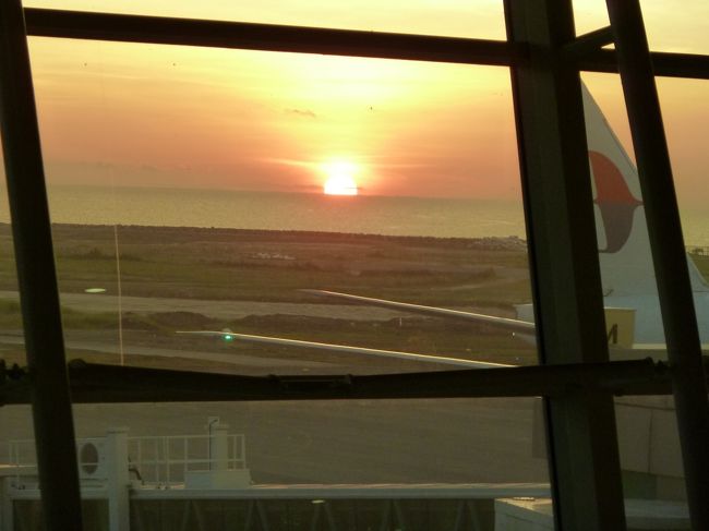 トランジットはクアラルンプールだけだと思っていたら、オラウータンを見たい訳ではないのにコタキナバル経由。<br />でも、一度飛行機を降りてこんな夕陽を見ることができました。