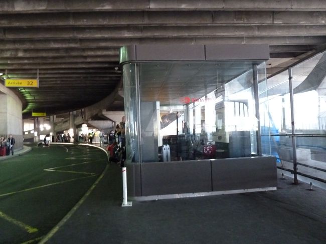 シャルルドゴール空港へ到着したのは日にちが変わって、翌日の６時４０分の事。<br />地球の裏側のブラジルまで来たわけではないのに２３時間もかかるなんて・・・<br />ターミナルを出たとたん『うわっ涼しい』<br />連日３０度の猛暑の日本と違って、パリの日陰の気温は２０度を下回っていました。<br />涼しさを通り越して、肌寒さを感じるくらいクールな気温。<br />パリ市内への移動はここから発車のロワシーバスを利用しました。<br />