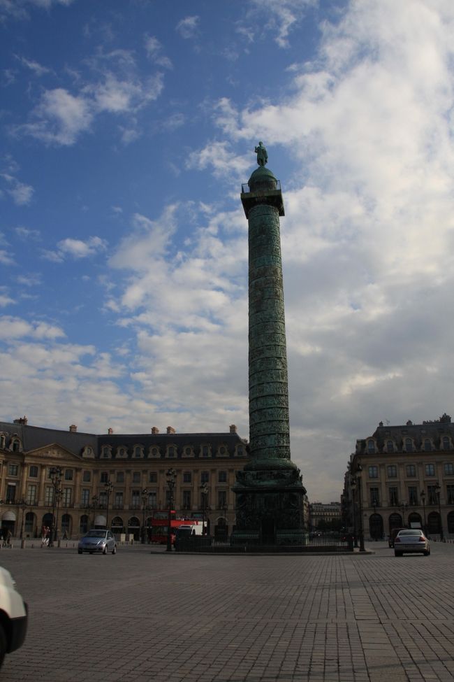 場所はバンドーム広場の手前のカルチェ本店の向かいにありました。<br />ここで、荷物を預けベルサイユ宮殿までの交通手段を教えてもらい、帰りのバスのチケットと、当座の移動手段であるメトロの回数券を購入。<br />ここでは他にインターネットの利用やプリントサービス、各種チケットの手配、ドリンクサービス等もあってとても便利でした。<br />ＪＣＢカードの利用者であれば誰でも利用できます。<br />http://www.jcb-global.com/ws/plaza_lounge/paris.html<br />