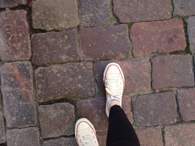 道はこんな石畳。<br />ヒールは無理でしょうね。