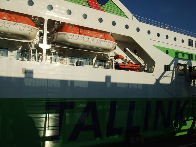 一日、良く歩きました。<br />17時半発の帰りの便は、行きと違って大混雑。<br /><br />フィンランド人は、エストニアにお酒の買い出しに行くと聞いていましたが、確かにお酒を持って帰ってる人が多かったです。<br />フェリー内のスーパーでも、買い込んでました。