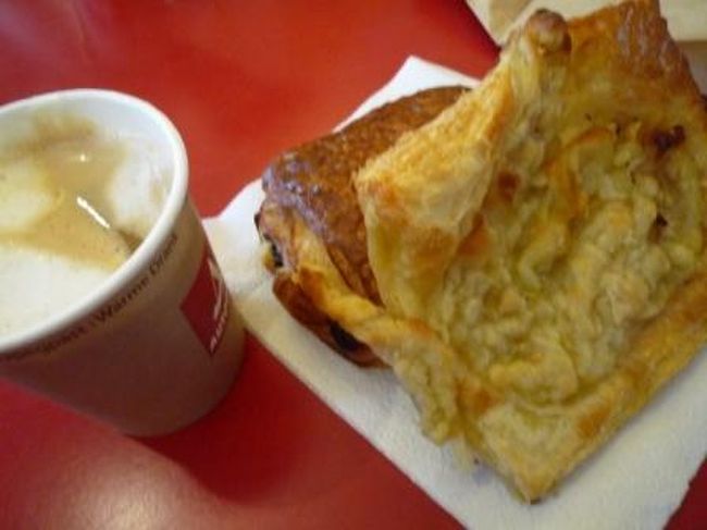 駅構内で朝食。<br />デニッシュとカフェクレーム。