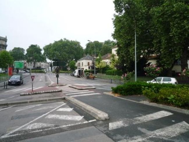 エペルネ駅前。<br />こじんまりしててイイ感じ☆