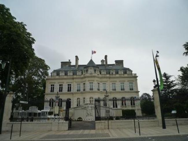 お向かいにある市庁舎。