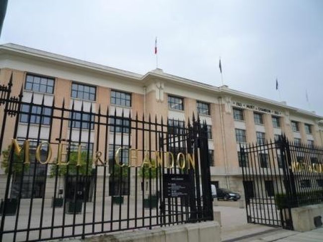 じゃ、じゃーん！目的地到着！<br /><br />『Ｍｏｅｔ ＆ Ｃｈａｎｄｏｎ』<br /><br />知る人ぞ知る世界有数のシャンパン製造会社。<br />創業は１７４３年、現在はＬＶＭＨの傘下にある。<br />最高級シャンパンである“ドンペリニヨン”も有する。<br /><br /><br /><br />