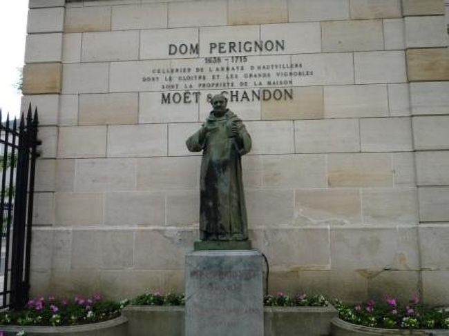修道士ドン・ペリニヨン像。<br /><br />この修道士さんは教会のワイン番。<br />発酵中のワインを瓶詰めして放置したところ、偶然シャンパンが出来たそう。<br />それが、超有名な“ドンペリ”<br />多くのシャンパンは様々な年のぶどうを原料にして醸造されるけど、このドンペリは同じ年に収穫されたぶどうのみが使われ醸造される、ヴィンテージワインなんだって。<br />当たり年のぶどうを使用し、７〜８年熟成が必要な為、数が少なく高額。<br />最近は、２０００年のヴィンテージが最新なんだって。<br />へぇ〜！そりゃ高い訳だっ！！