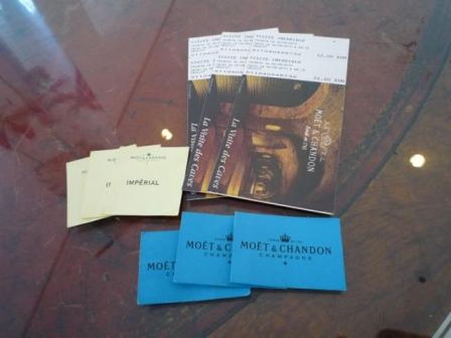 セラー見学には事前に予約必要。<br />http://www.moet.com/<br /><br />必要事項を記入し送信。<br />メールでお返事がきます。<br />ラッキーな事に日本語ガイドさんの予約が取れました！<br />後々このラッキーさが身に染みることに。。<br /><br />受付で予約している事を告げて、コースを選択。<br />欲張りな私達は、白インペリアルとロゼインペリアルを１杯ずついただける『Ｉｍｐｅｒｉａｌ Ｔｏｕｒ』　２２ＥＵＲ/１人に決定！<br /><br /><br />