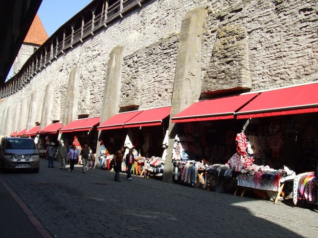 セーターの壁<br /><br />あったかそうなセーター、くつ下などが。