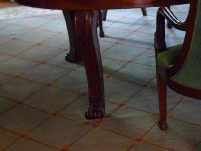 テーブルの脚はライオンの足モチーフ。<br />モエ家の家紋はライオンなんだって。