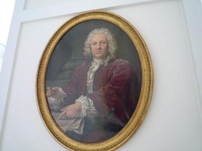 １７４３年、クロード・モエによりモエのシャンパンハウスを設立。<br /><br />シャンパーニュ地方からパリまで船積みワインをしたのが始まり。<br />時の支配者ルイ１５世は、スパークリングワインの需要が伸びていることに注目し、直ちに生産を拡大するように命じたんだって。