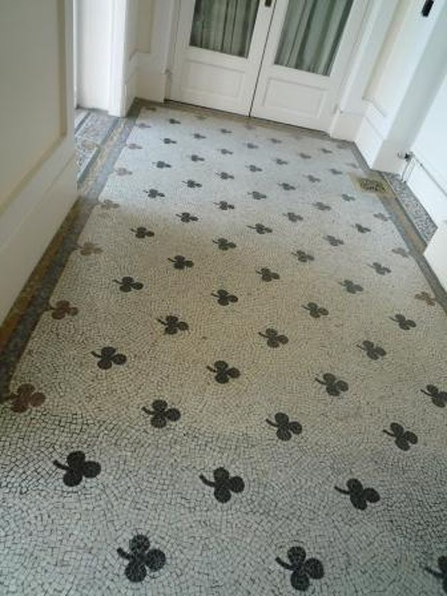 こちらの床にはクローバー。<br />シャンドン家の家紋はクローバー。