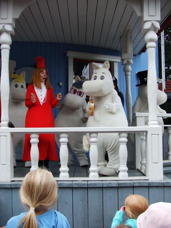 この日のショーは、シアターでは行われず、各建物の前で。