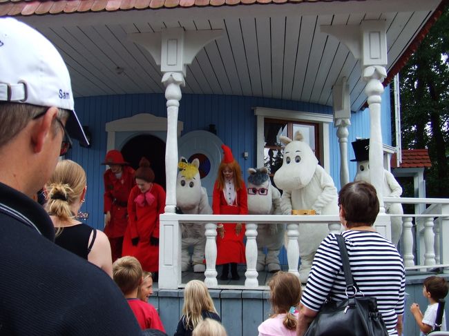 言葉は全然わかりませんが、見ていてすごく面白かったです。<br /><br />幸せなら手をたたこう、みたいな歌もやってました。