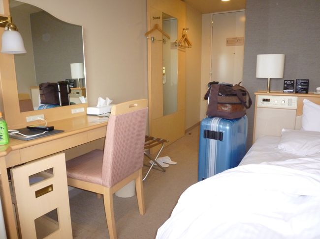 関空日根野ステーションホテル。　<br />ここに来るまでの、はるかの中で素敵な出会いが！既に旅は始まっていました。７０歳前後の女性の方、彼女は世界中を旅したとか。旅の助言、女性としての助言を頂きました。とても、新鮮でした。<br /><br />ホテルは大？浴場があって、落ち着く。朝食付きでリーズナブル。空港までの無料シャトルバスもあってgood♪大韓航空のアテンダントも泊まっており<br />、美しかった〜