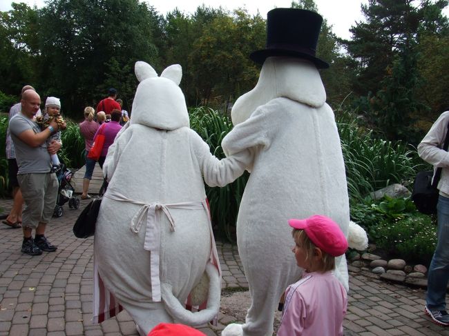 次のショーのため、移動。<br />仲良く手をつないてます！