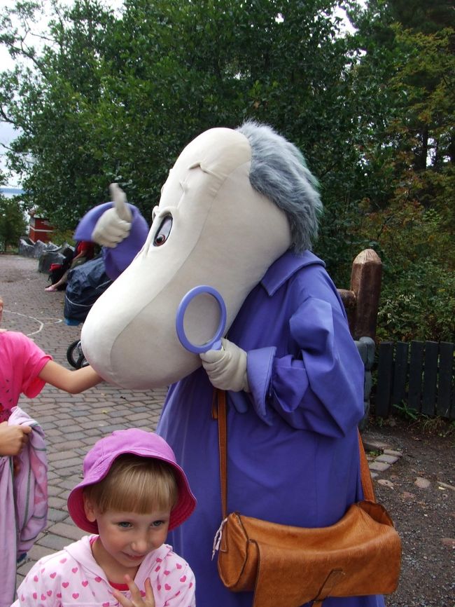 子供に虫メガネを近づけて、遊んでました。