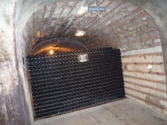 セラーの中でシャンパンの製法についてお勉強しながら見学。<br /><br />シャンパンの瓶が幾重にも積み上げられてます。<br /><br />