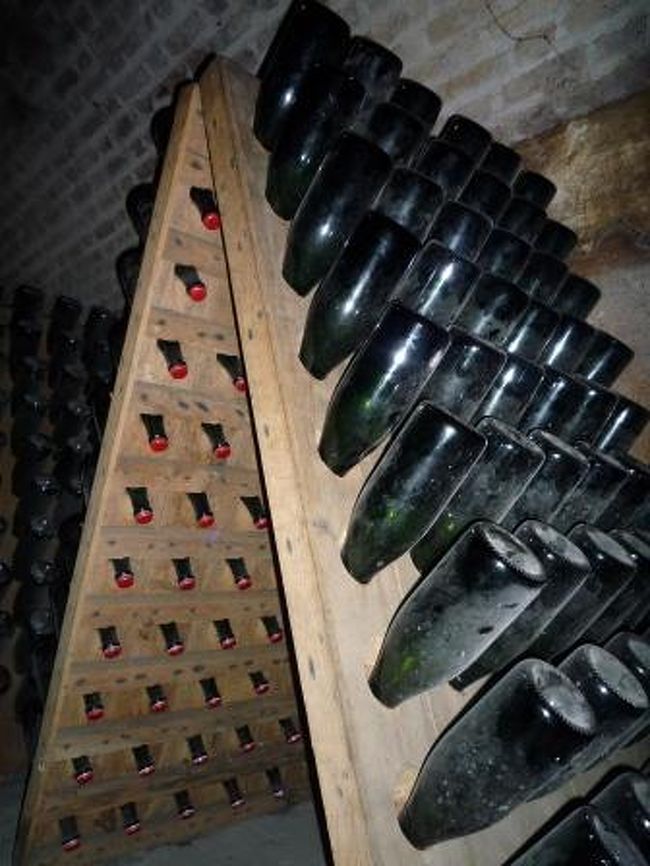 澱を下の方に集めているところ。<br />これを毎日毎日手で回しながら、澱を集めます。