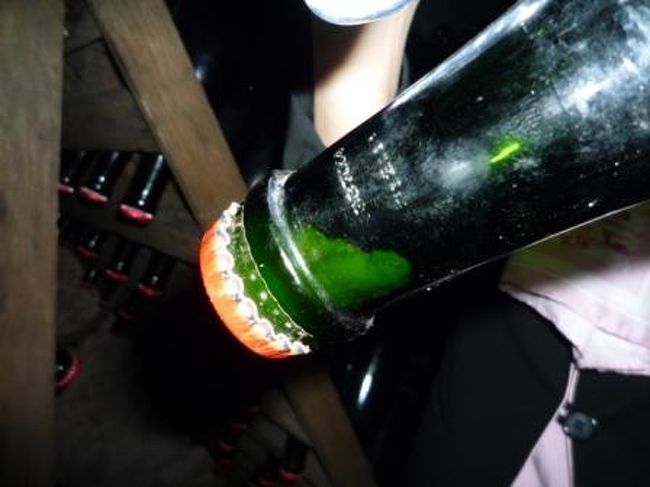 こんな感じで、澱を溜めて一気に取り除きます。<br /><br />シャンパンって最初からコルク栓じゃないんだって。<br />最初は金属の王冠で。<br />その方が栓が取り外し易いからなんだって。<br /><br /><br /><br />