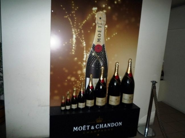 ホントは約１時間のツアーだったはずが、、気づくと３０分もオーバー！<br />ガイドして下さった方は、宮崎県出身の日本人の方。<br />やっぱ詳細説明は、日本人＆日本語に限るね（笑）<br />丁寧に教えて下さって、ありがとうございました♪<br /><br />ツアーが終了すると、ブティックでお買い物が出来ます。<br />もちろん、入手困難なドン・ペリも手に入っちゃう。