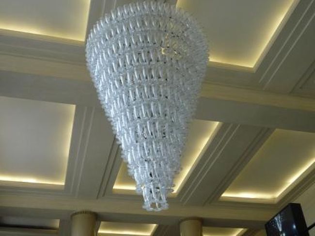 シャンデリアは、シャンパングラス！<br />さっすが〜！