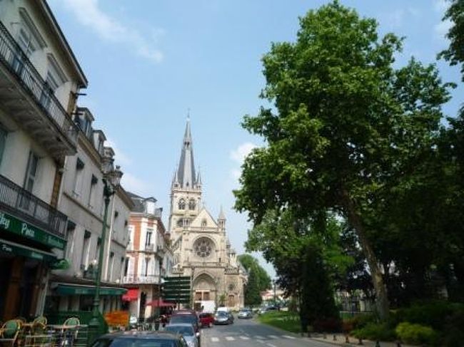 次の目的地・ランスまで丁度良い時間の電車がない予定だったけど、ツアーが延びたから時間調整されたみたい。<br />ラッキー☆<br /><br />電車の出発まで、エペルネの街を散策しましょ。<br />