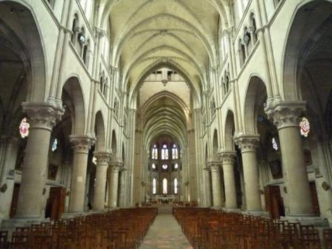 ノートルダム教会の中。<br />街の小さな教会だけあってこじんまりしてるけど、なかなかイイ雰囲気。<br />結構気に入ったな〜。