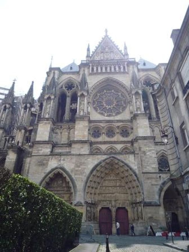 早速途中で、世界遺産と遭遇。<br /><br />ノートルダム大聖堂の横顔。