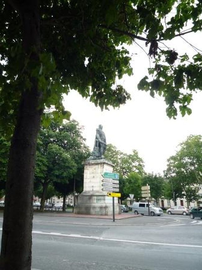 一先ず、内部は後で見学するとして、今はセラーに急げ！！<br /><br />道端におっきな銅像発見！<br />誰ですかー？？