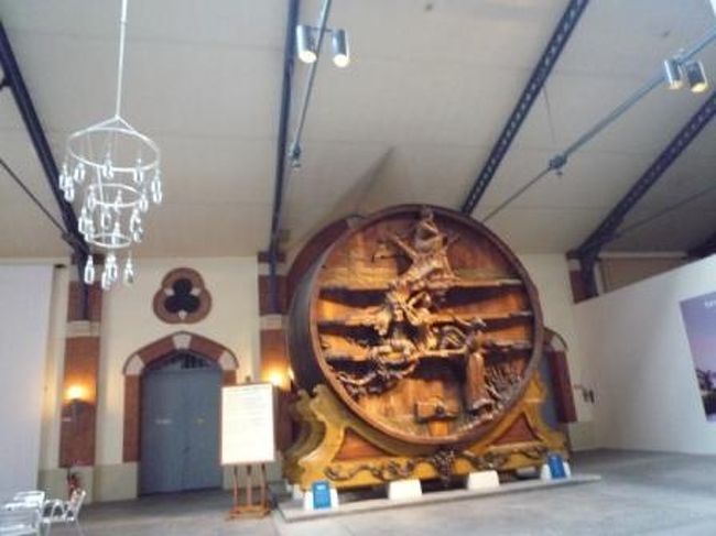 大きな樽。<br />エミール・ガレの作品だとか。<br /><br />ここもシャンデリアがシャンパングラスだぁ！