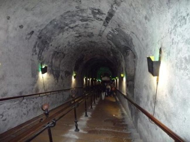 ただでさえ英語が聞き取れないのに、フランス語訛りに英語だから余計ちんぷんかんぷん…（涙）<br /><br />ここに来て、さっきの日本語ガイドのありがたさが身に染みる…<br />１軒目の説明が日本語で良かった。。<br /><br />早速、セラー内部へ。